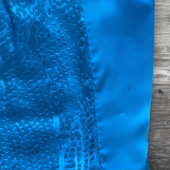 Turquoise Satin Top with SEXY back zipper, Lined, great condition - Picture 3 of 7